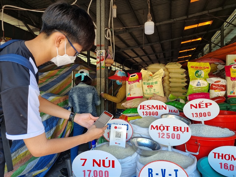 Khách mua gạo thanh toán qua mã QR tại Chợ Vị Thanh cho biết phương thức này có nhiều tiện ích
