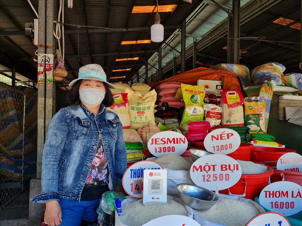 Bà Phan Thị Lan, tiểu thương mua bán gạo tại Chợ Vị Thanh áp dụng mô hình thanh toán qua mã QR