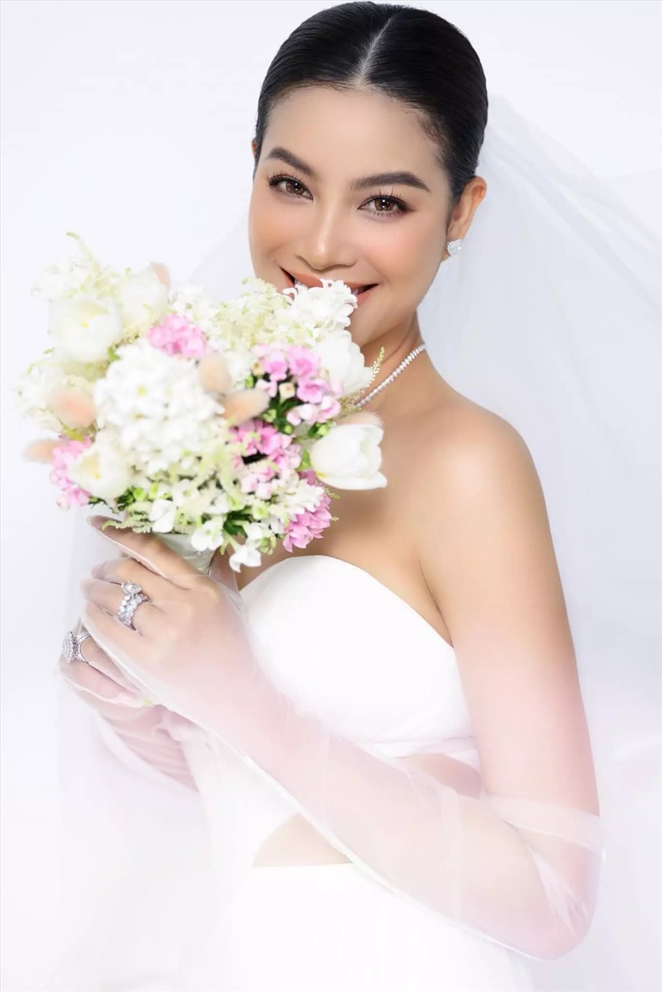 Hoa hậu Phạm Hương rạng rỡ trong bộ hình cưới thực hiện gần đây. Ảnh: NVCC
