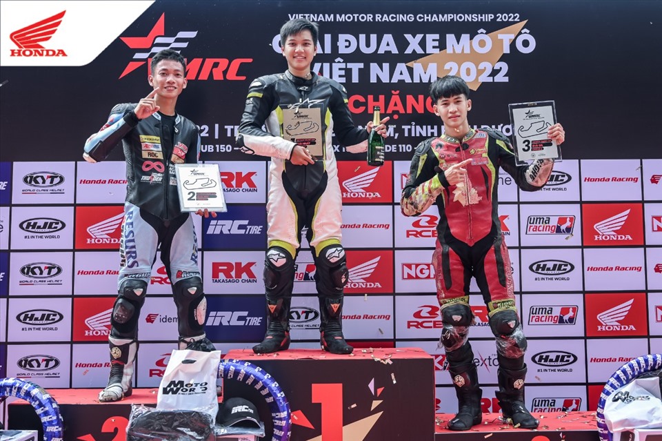 Các vận động viên đạt thành tích tại vòng 2 giải đua xe mô tô Việt Nam 2022. Ảnh: H.A
