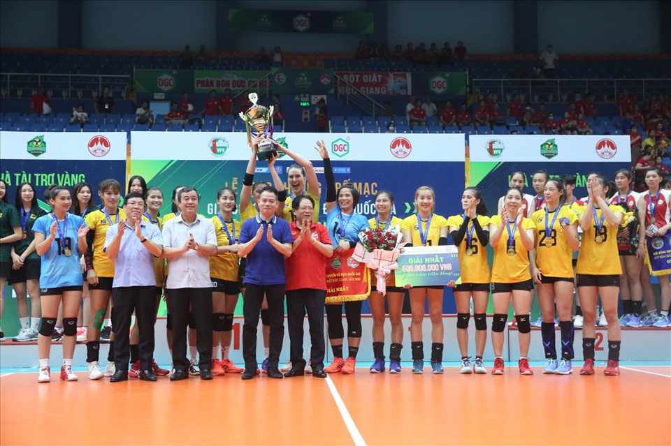 Geleximco Thái Bình lên ngôi vô địch giải bóng chuyền quốc gia sau 15 năm. Ảnh: H.A