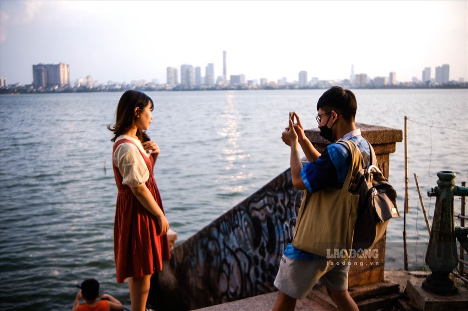 Nhiều bạn trẻ đến hồ Tây vào khung giờ vàng để lưu lại cho mình những bức ảnh đẹp khi ánh sáng mùa hè bắt đầu dịu dần và ngả sang màu vàng nhạt.