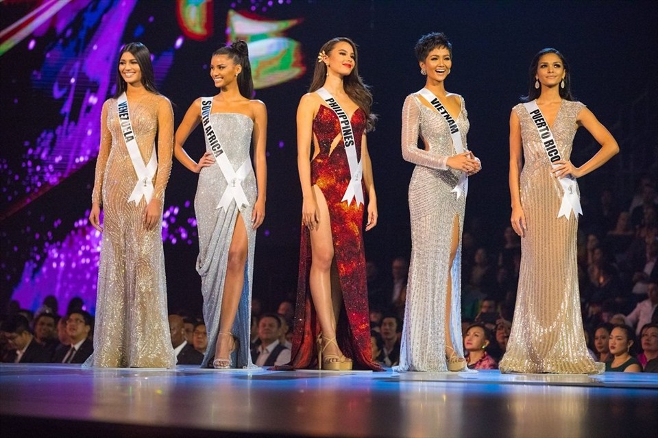Các cuộc thi hoa hậu thu hút sự chú ý của công chúng nhờ những sân khấu hoành tráng, dàn thí sinh đẹp rạng ngời. Ảnh: AFP.