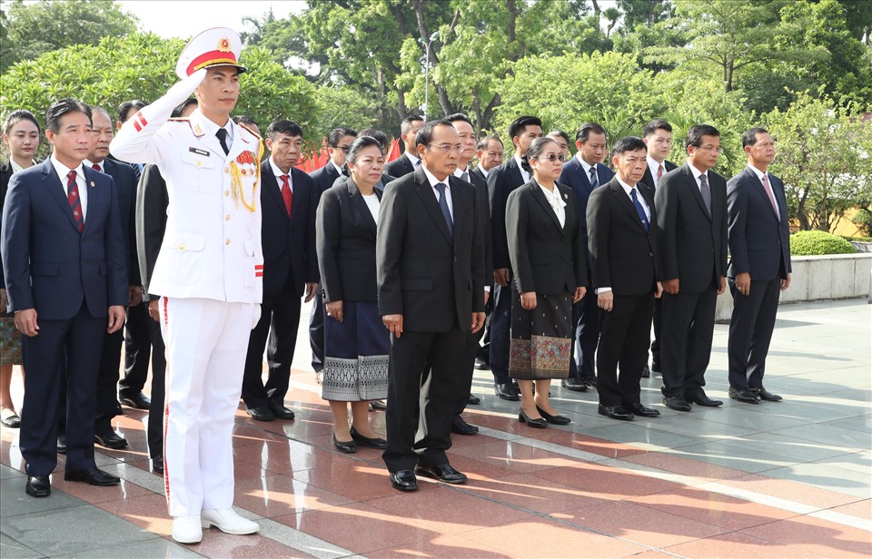 Phó Chủ tịch nước Lào Bounthong Chimany đặt vòng hoa tại Đài tưởng niệm các anh hùng liệt sĩ. Ảnh: Hải Nguyễn