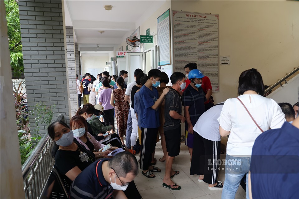 Hiện nay, nhiều điểm cố định trên địa bàn Hà Nội lượng người dân đến tiêm vaccine phòng COVID-19 tăng cao.