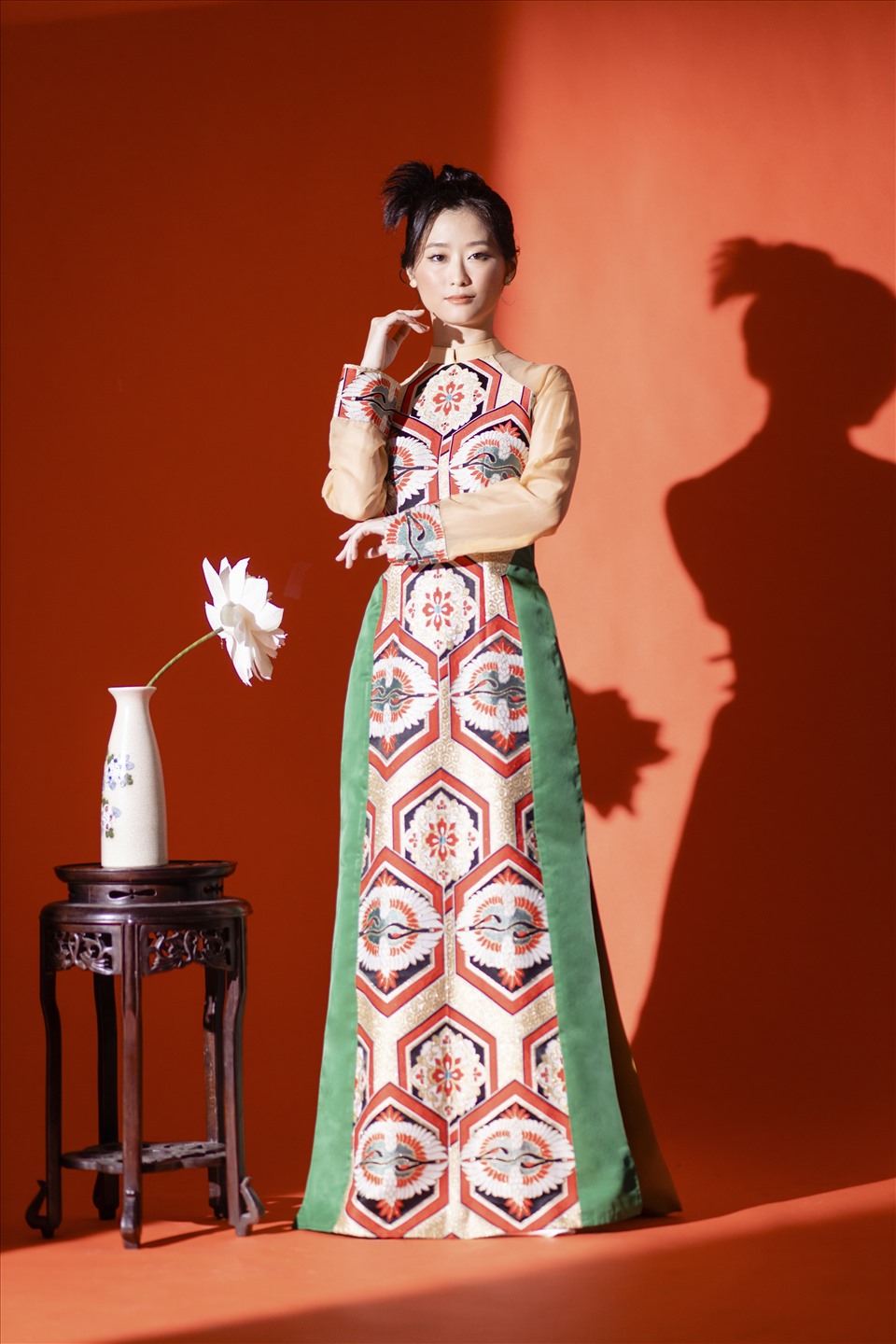 Bộ sưu tập áo dài của Hoa hậu Ngọc Hân vừa có nét truyền thống lẫn hiện đại với những mảnh vải có hoạ tiết rực rỡ của Obi được cô đưa lên tà áo, tay áo. Ảnh: Nguyễn Khương
