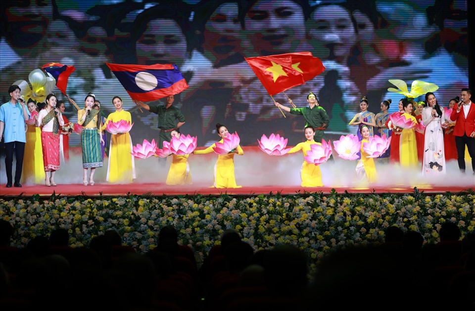 Một số hình ảnh trong chương trình nghệ thuật lễ kỷ niệm 60 năm Ngày thiết lập quan hệ ngoại giao Việt Nam - Lào và 45 năm Ngày ký Hiệp ước hữu nghị và hợp tác Việt Nam - Lào. Ảnh: Hải Nguyễn