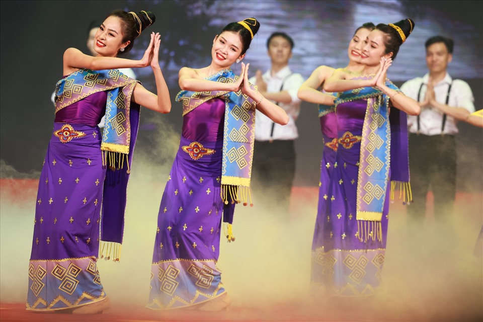 Chương trình nghệ thuật với nhiều màn trình diễn đặc sắc mang đặc trưng văn hóa Việt Nam - Lào. Ảnh: Hải Nguyễn