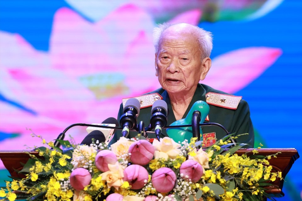 Thiếu tướng Huỳnh Đắc Hương,  trưởng ban liên lạc toàn quốc quân tình nguyện và chuyên gia quân sự Việt Nam giúp cách mạng Lào đại diện cựu quân tình nguyện và chuyên gia quân sự Việt Nam giúp cách mạng Lào phát biểu tại lễ kỷ niệm. Ảnh: Hải Nguyễn