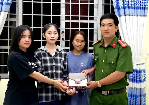 3 nữ sinh bàn giao túi xách có 27 triệu đồng cho Công an phường Hòa Hiệp Nam nhờ tìm người mất để trả lại.