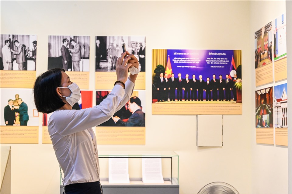 Một số hình ảnh tại lễ khai mạc Triển lãm tài liệu, ảnh, hiện vật và sách về “Quan hệ hữu nghị vĩ đại, đoàn kết đặc biệt Việt Nam - Lào, Lào - Việt Nam” ngày 18.7. Ảnh: Huế Nguyễn