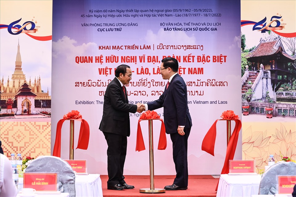 Quan hệ Việt: Khám phá sự cộng tác và liên kết giữa Việt Nam và các đối tác nước ngoài thông qua triển lãm Quan hệ Việt. Điều này mang lại lợi ích cho cả hai bên trong các lĩnh vực kinh tế, giáo dục và nhiều lĩnh vực khác.