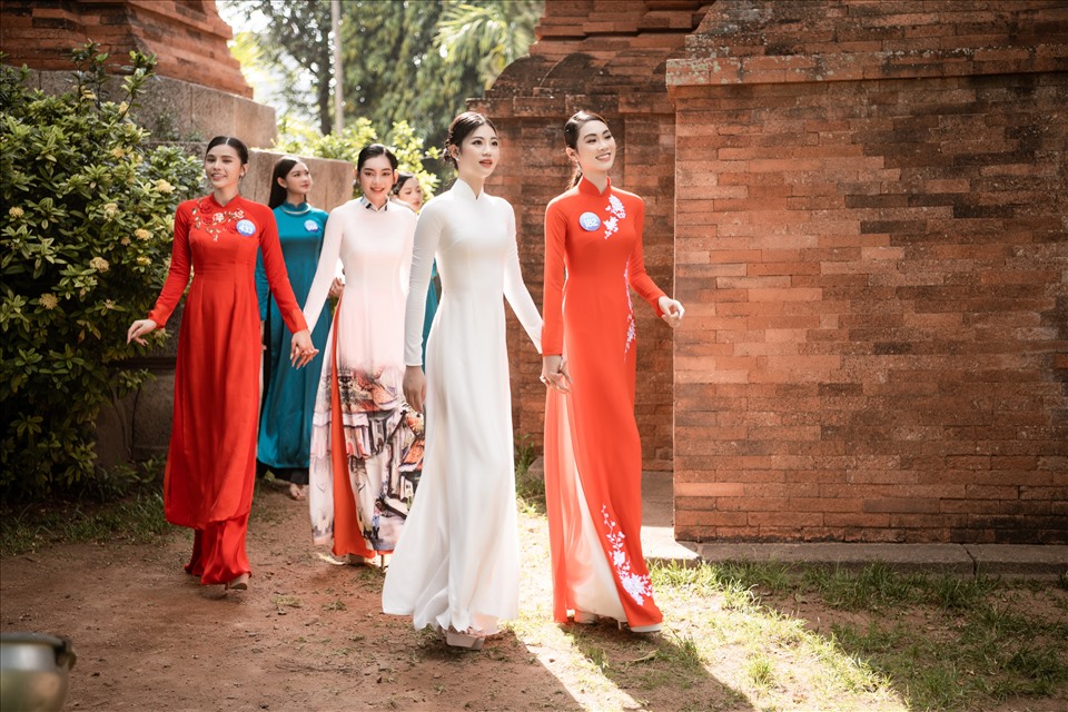 Cùng hội tụ và ghé thăm Tháp đôi - một trong những địa điểm du lịch nổi tiếng của Quy Nhơn, các thí sinh chọn trang phục áo dài nền nã. Sau 2 tháng trở lại đường đua, các thí sinh Miss World Việt Nam 2022 ngày càng tỏa sáng, tự tin trước những đêm thi quan trọng sắp tới. Ảnh: MWVN.
