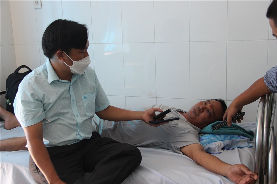 Nạn nhân bị nhà xe hành hung đang điều trị tại Bệnh viện Cam Ranh.
