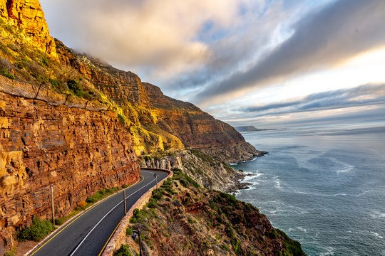 Đến với phía tây của Bán đảo Cape, du khách sẽ được chiêm ngưỡng Chapman's Peak Drive - một trong những tuyến đường ven biển đẹp nhất trên thế giới với tầm nhìn phóng thẳng ra Đại Tây Dương. - Ảnh: Adobe Stock