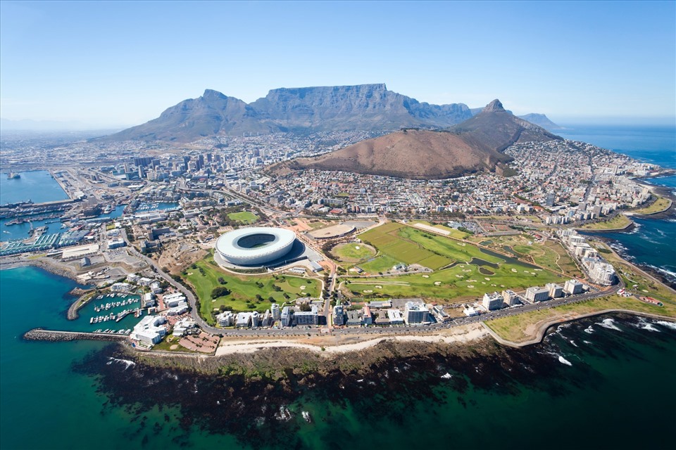 Thành phố Cape Town lọt vào danh sách những thành phố hấp dẫn nhất thành tinh, cũng là thành phố có diện tích khu định cư lớn thứ 2 ở Nam Phi. Khung cảnh thành phố nhộn nhịp, hiện đại được bao quanh bởi đồi núi xanh ngắt và cả đại dương bao la, tạo nên một bức tranh hòa trộn tuyệt đẹp. - Ảnh: Migola Travel