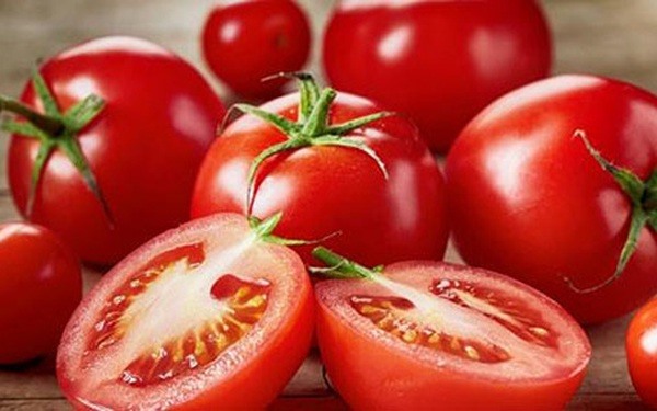 Trong cà chua có chứa hoạt chất Lycopene giúp giảm nguy cơ về tim mạch. Hơn nữa cà chua còn giúp chống oxy hoá, giảm huyết áp, cholesterol xấu ngăn chặn biến chứng của bệnh tiểu đường.