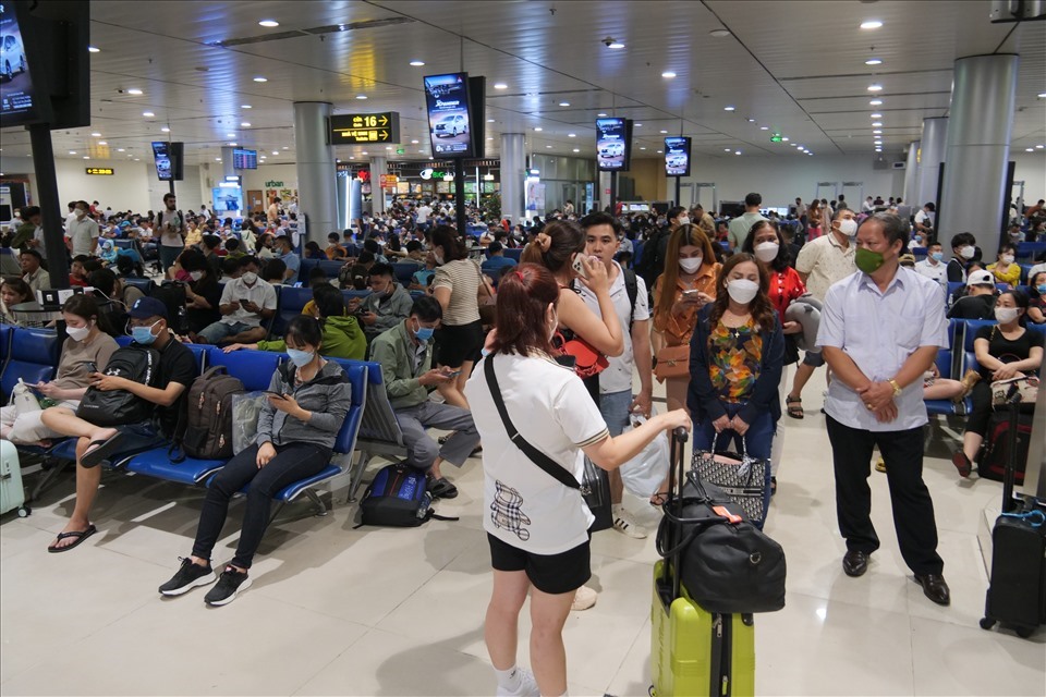 Sân bay Tân Sơn Nhất nườm nượp khách du lịch dịp hè 2022.