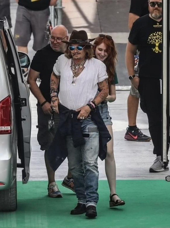 Cô gái lạ mặt tháp tùng Johnny Depp đến buổi tổng duyệt chương trình. Ảnh: Xinua