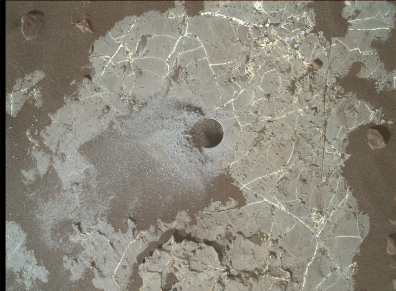 Một trong những lỗ khoan của Curiosity trên đá sa thạch. Mẫu đá này có chứa carbon-12 được làm giàu, một thành phần quan trọng của sự sống trên Trái đất. Ảnh: NASA