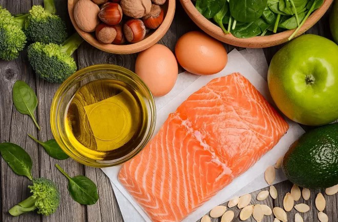 Trong cá hồi có rất nhiều acid béo omega-3, protein và các chất chống ôxy hóa cung cấp cho cơ thể bạn những năng lượng cần thiết. Đồng thời cá hồi còn giúp cải thiện bộ não và làm giảm tốc độ suy giảm nhận thức. Ảnh: Shutterstock.