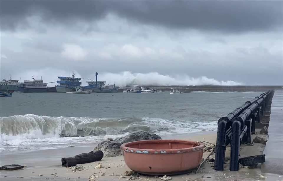 Sóng to tại cảng đảo Phú Quý. Ảnh: CTV