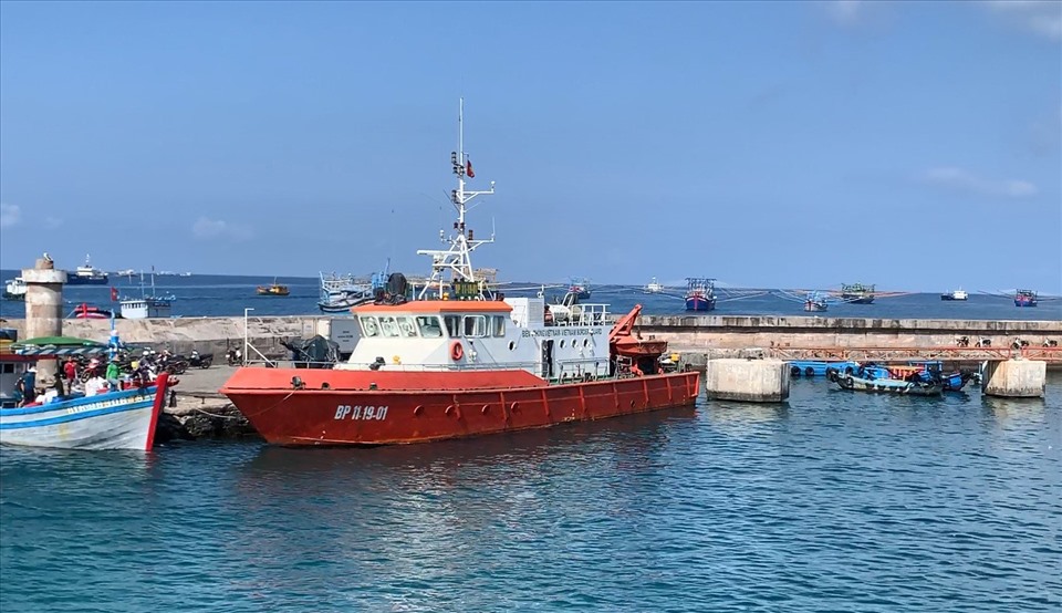 Tàu tìm kiếm cứu nạn của bộ đội biên phòng  BP 11.19.01 (CN09) neo đậu tại cảng Phú Quý. Ảnh: DT