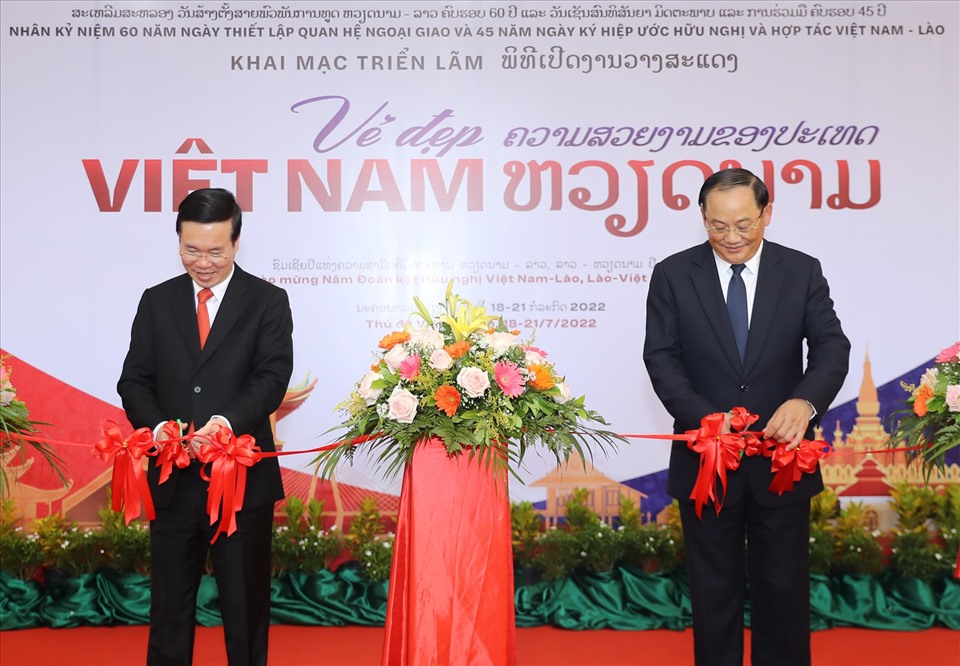Phó Thủ tướng Chính phủ nước Cộng hòa Dân chủ Nhân dân Lào Xỏn-xay Si-phăn-đon và Thường trực Ban Bí thư Võ Văn Thưởng cắt băng khai mạc triển lãm.