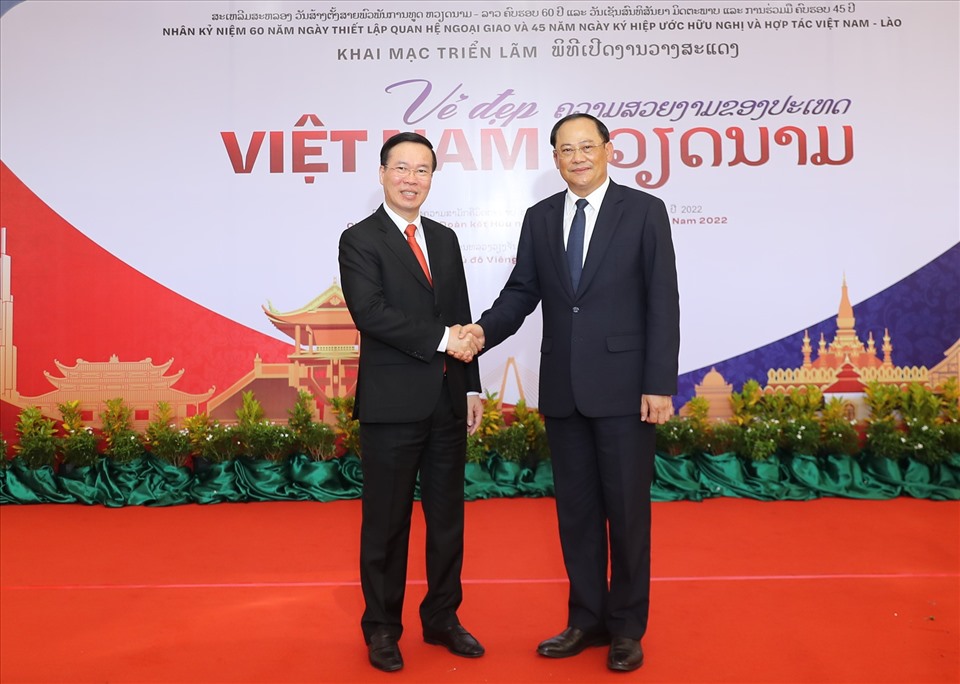 Phó Thủ tướng Chính phủ nước Cộng hòa Dân chủ Nhân dân Lào Xỏn-xay Si-phăn-đon và Thường trực Ban Bí thư Võ Văn Thưởng chụp hình lưu niệm.