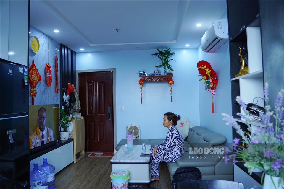 Chị Nguyễn Thị Tuyết Na (SN 1996, quê Nghệ An) và chồng mua căn hộ 75m2 tại dự án này từ đầu năm 2021 với số tiền khoảng 750 triệu đồng. Từ đây đến KCN Yên Phong - nơi làm việc của 2 vợ chồng chỉ khoảng 10km. Trước đó, cả hai phải ở trọ tại khu vực gần KCN để tiện làm việc.