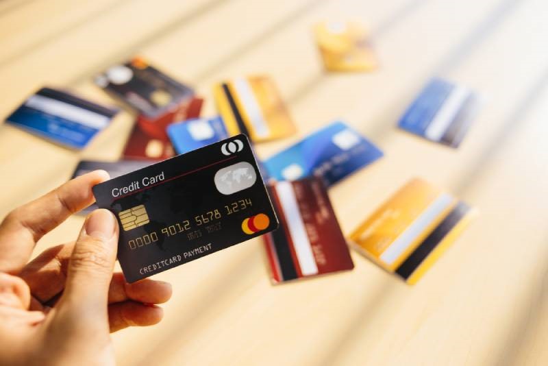 Dùng thẻ tín dụng, chủ thẻ nên nắm rõ phí rút tiền mặt, lãi suất thẻ tín dụng ngân hàng quy định... để không mất nhiều khoản tiền không đáng có. Ảnh: GG