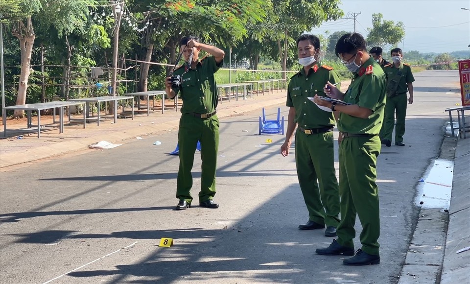 Công an tỉnh Bình Thuận khám nghiệm hiện trường. Ảnh: DT