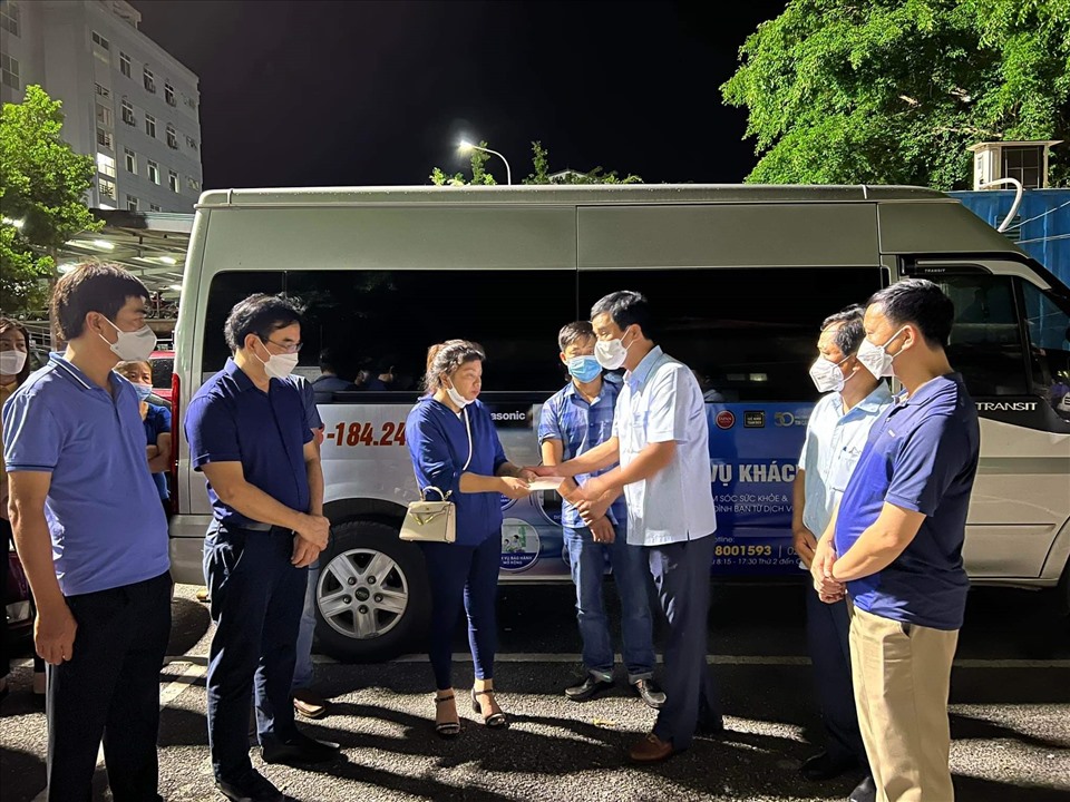Lãnh đạo UBND tỉnh Phú Thọ thăm hỏi động viện các gia đình nạn nhân.