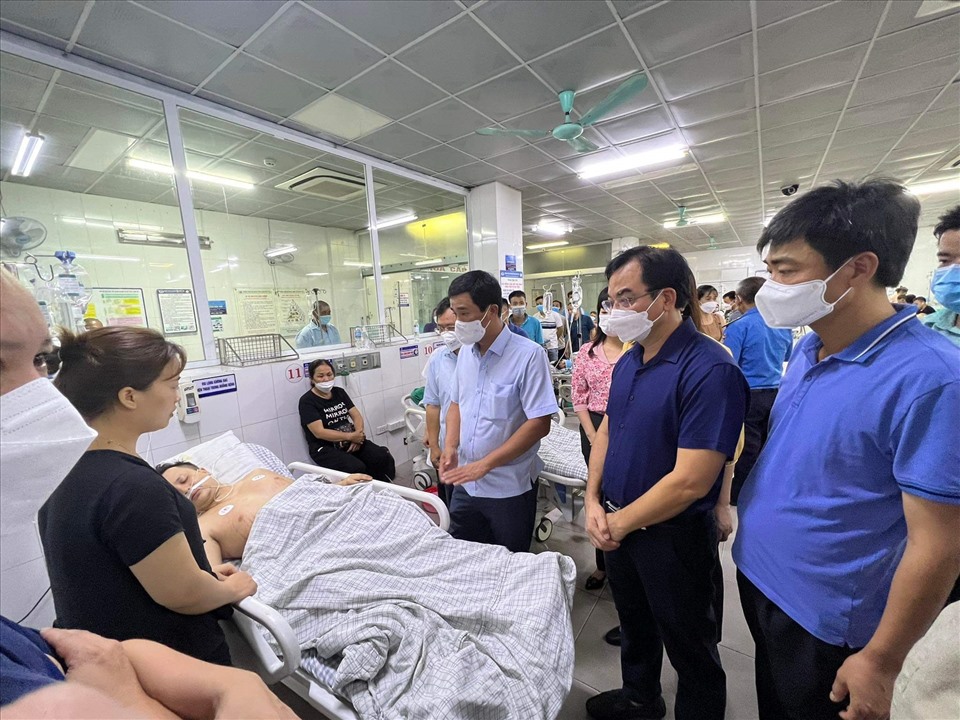 Lãnh đạo UBND tỉnh Phú Thọ cùng các cơ quan chức năng thăm hỏi gia đình 1 nạn nhân đang cấp cứu tại bệnh viện.