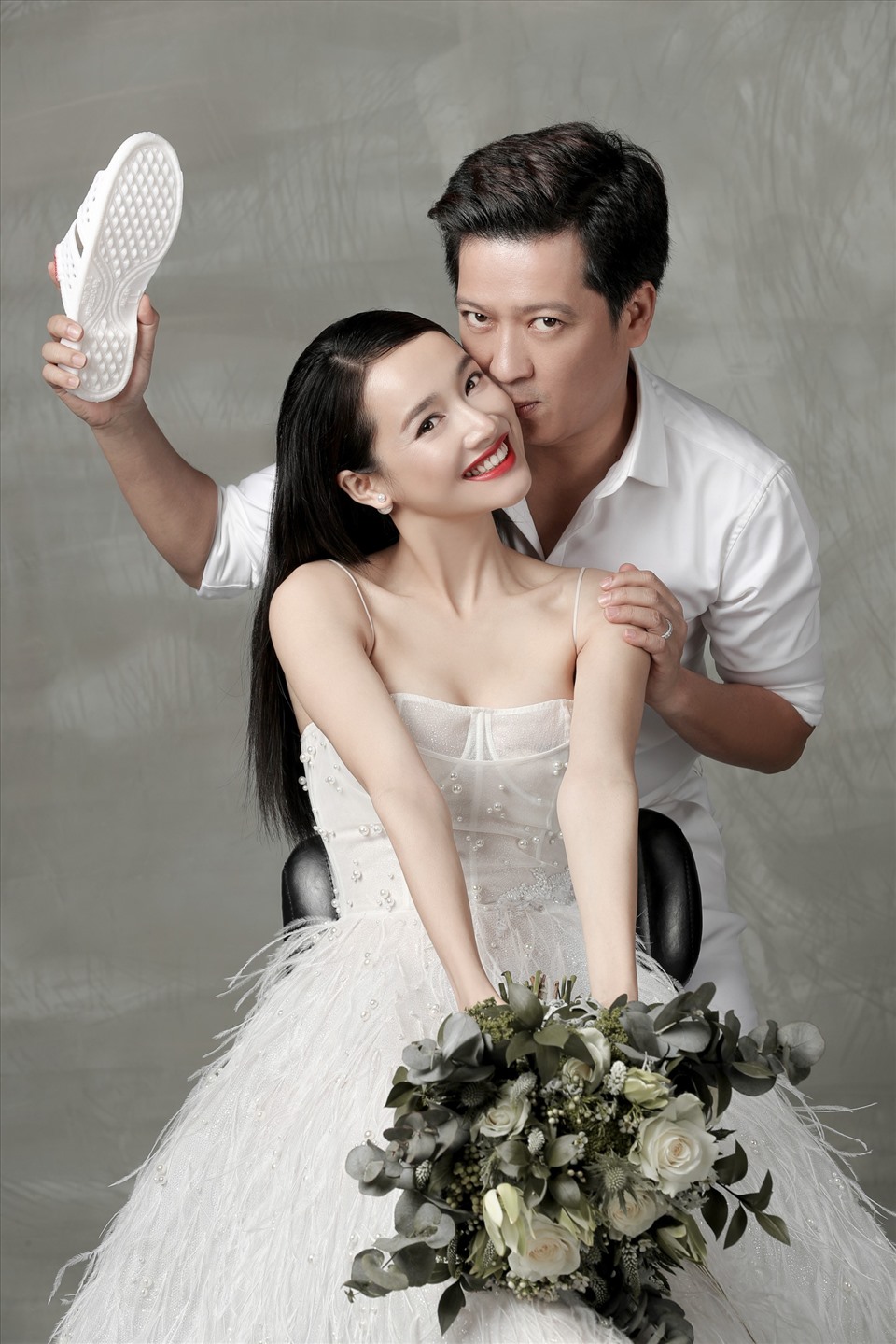Ảnh cưới của Trường Giang - Nhã Phương khác biệt so với các gia đình sao Việt nhờ đôi dép trắng hài hước. Ảnh: FBNV.