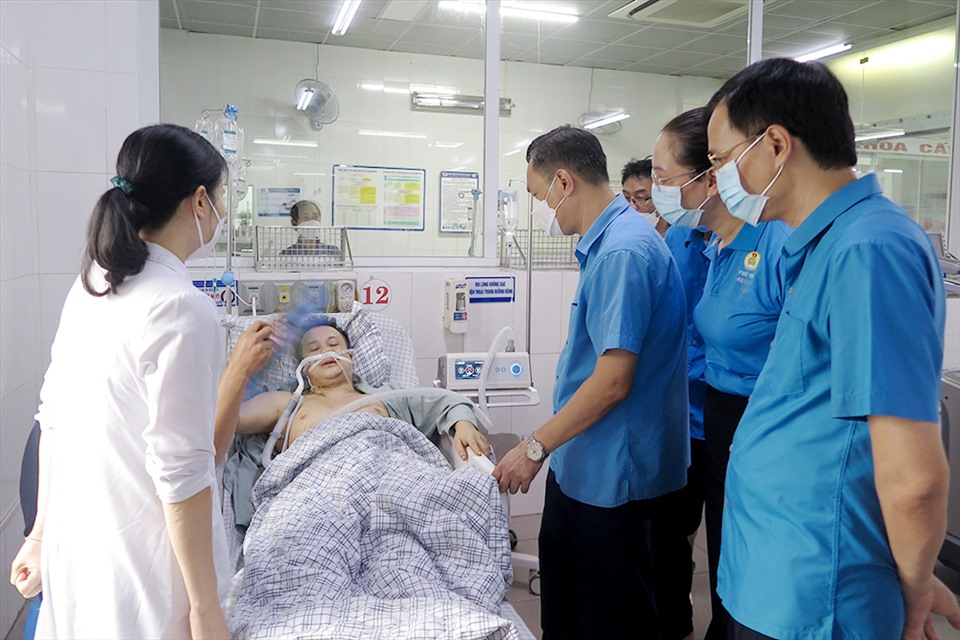 Đoàn công tác thăm hỏi công nhân Nguyễn Trung Kiên tại khoa cấp cứu bệnh viên đa khoa tỉnh Phú Thọ.