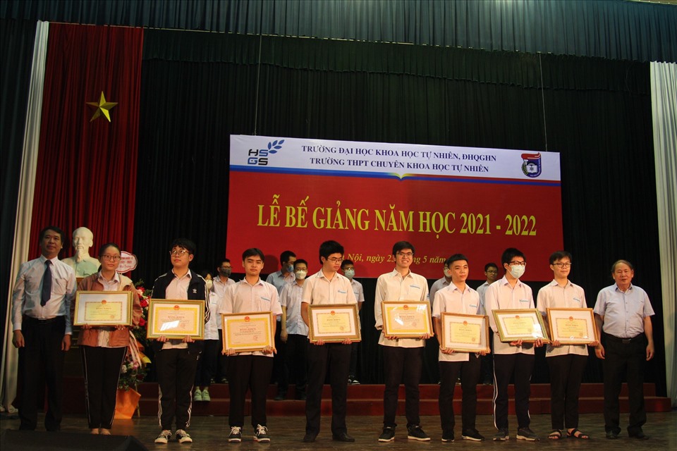 GS.TS. Lê Thanh Sơn - Phó Hiệu trưởng trường Đại học KHTN trao Bằng khen cho các học sinh đạt giải HSGQG