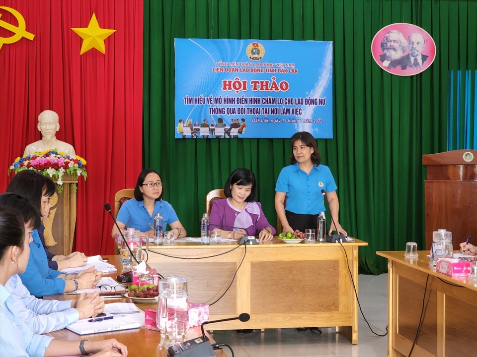 Bà Nguyễn Thị Lý - Phó Chủ tịch Thường trực LĐLĐ tỉnh Đắk Lắk phát biểu, trình bày tình hình hoạt động của một số CĐCS tại địa phương, nhất là công tác chăm lo cho nữ đoàn viên, CNLĐ thời gian qua. Ảnh: B.T