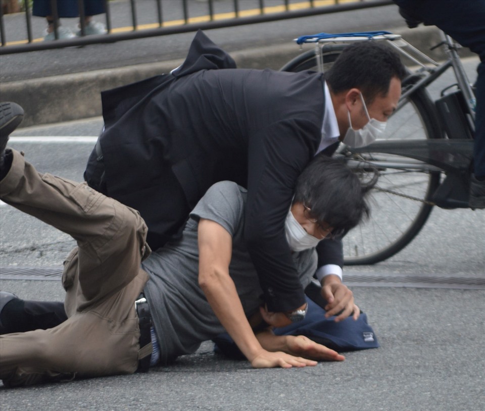 Vệ sĩ khống chế hung thủ bắn ông Abe Shinzo. Ảnh: AFP