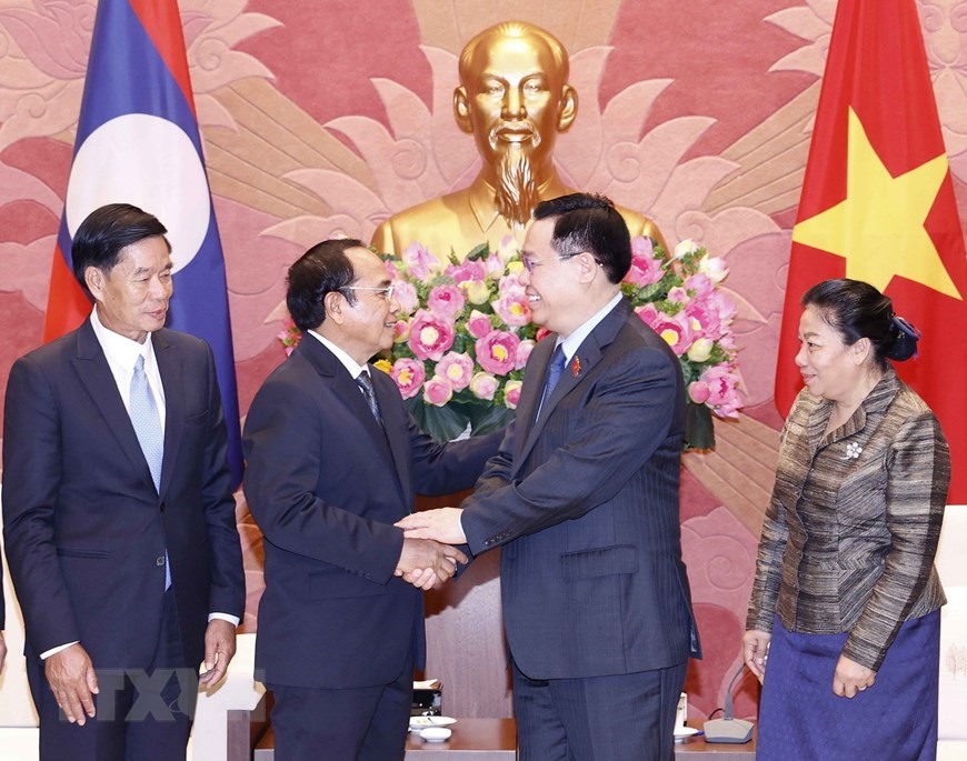 Chủ tịch Quốc hội Vương Đình Huệ trao đổi với Thường trực Ban Bí thư Lào Bounthong Chitmany. Ảnh: TTXVN