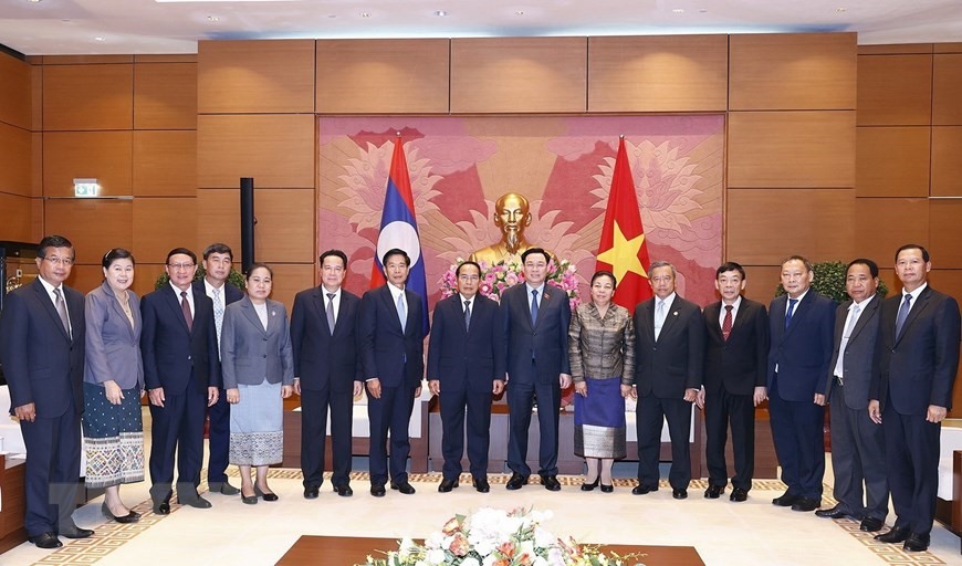 Chủ tịch Quốc hội Vương Đình Huệ và Thường trực Ban Bí thư Lào Bounthong Chitmany chụp ảnh cùng các đại biểu. Ảnh: TTXVN
