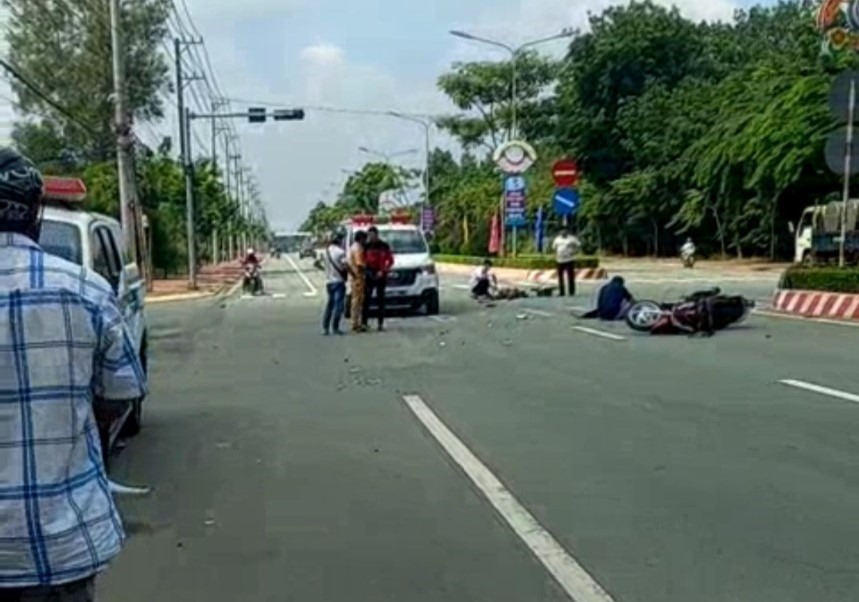 Hình ảnh hiện trường vụ tai nạn xe cảnh sát giao thông và xe máy lan truyền trên mạng.