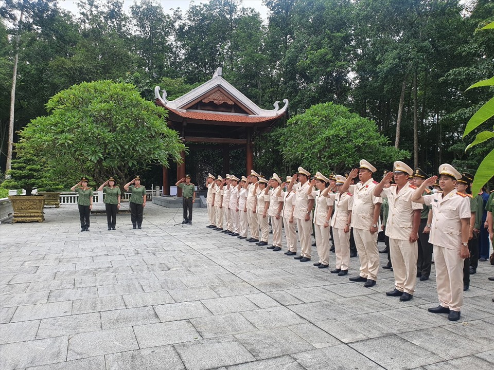 Cảm nhận sự an toàn và trật tự trong đời sống chung của bạn với Công an nhân dân. Xem hình ảnh để thấy sự tận tụy, nhiệt tình và chuyên nghiệp của Công an nhân dân trong việc bảo vệ cộng đồng.