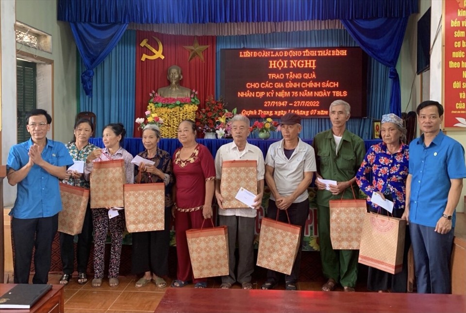 Lãnh đạo Liên đoàn Lao động tỉnh Thái Bình tặng quà thương binh, bệnh binh, gia đình chính sách tại xã Quỳnh Trang (huyện Quỳnh Phụ). Ảnh: B.M