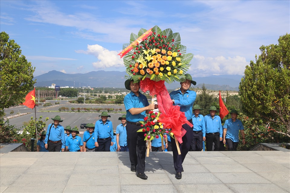 Đoàn cán bộ Công đoàn Đường sắt Việt Nam dâng hương tại khu tưởng niệm chiến sĩ Gạc Ma.