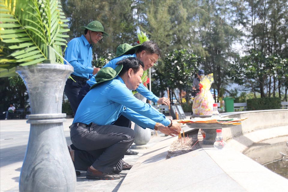 Đoàn cán bộ Công đoàn Đường sắt Việt Nam dâng hương tại khu tưởng niệm chiến sĩ Gạc Ma.