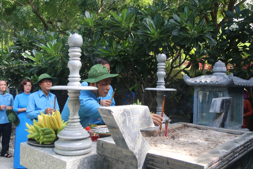 Nén tâm hương của cán bộ công đoàn Đường sắt Việt Nam tại khu mộ gió.