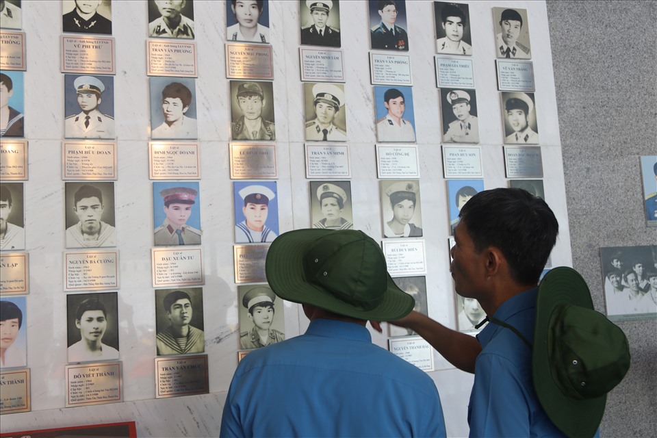 Bên trong bảo tàng Gạc Ma nhiều cán bộ công đoàn Đường sắt Việt Nam không nén được cảm xúc khi nhìn lại những di vật của các liệt sĩ.