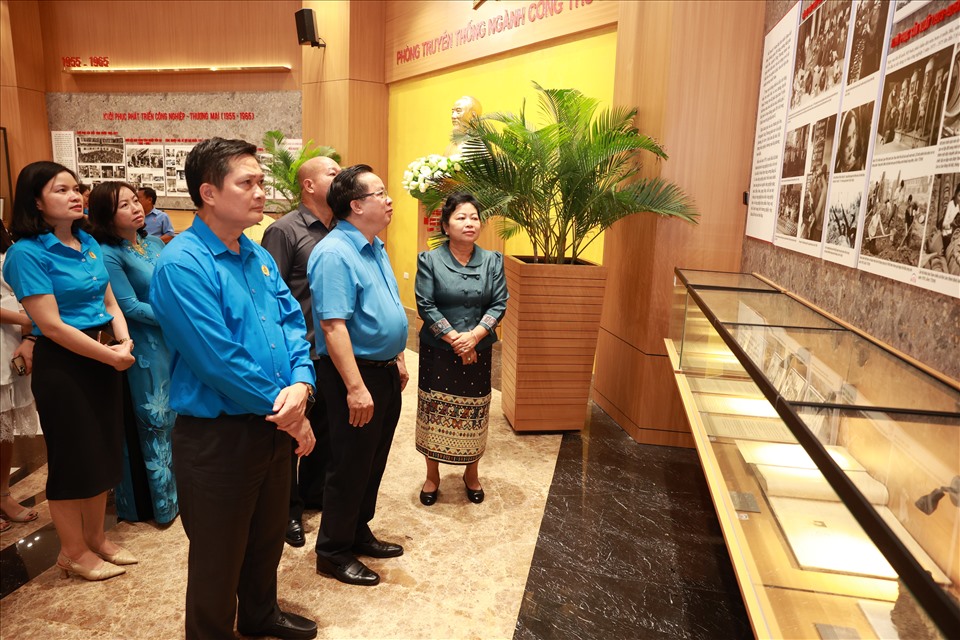 Đoàn đại biểu thăm Phòng truyền thống ngành Công thương. Ảnh: Hải Nguyễn