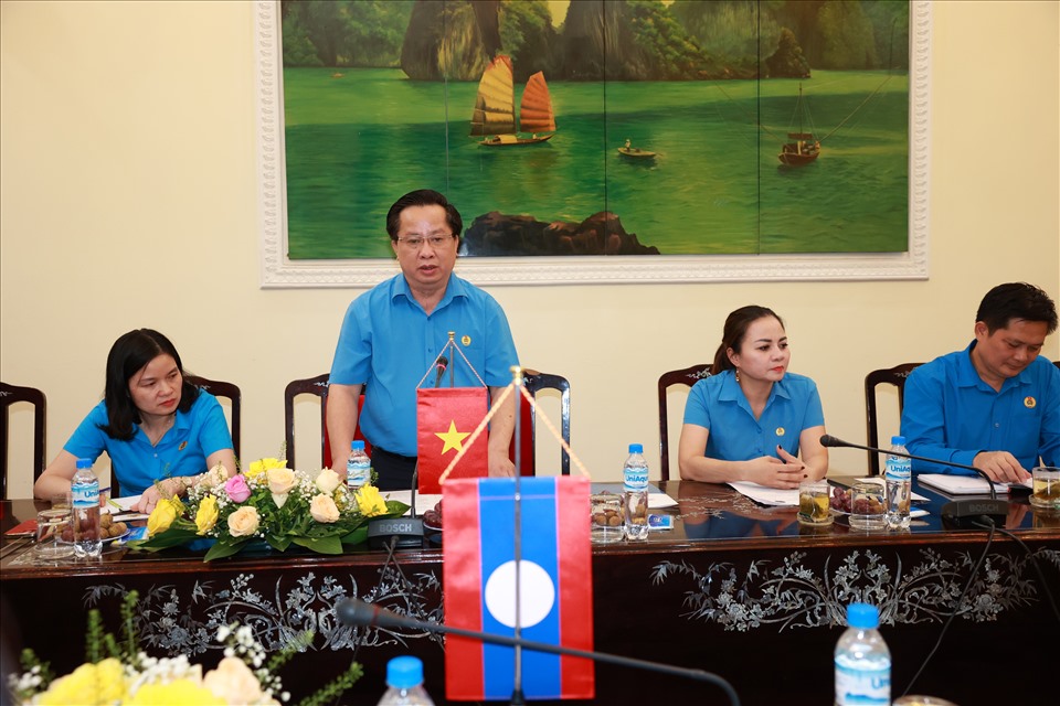 Đồng chí Quách Văn Ngọc - Phó chủ tịch Công đoàn Công thương Việt Nam trao đổi với đoàn. Ảnh: Hải Nguyễn